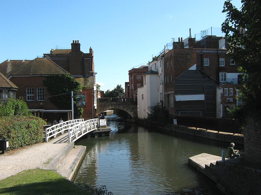 The canal to the west of Newbury town centre