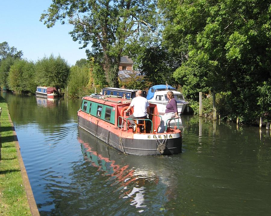 Canal boat towards Kintbury